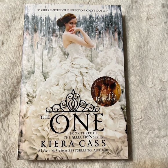 Kiera Cass Accents The One By Kiera Cass Paperback Book